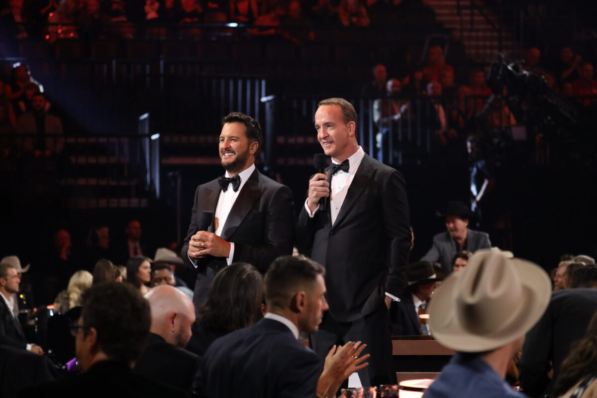 CMA Awards hosts presenting